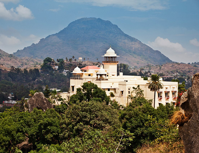 Và Jaipur House, một nhà tu ở Mount Abu nhưng&nbsp;giờ hoạt động như một khách sạn sang trọng