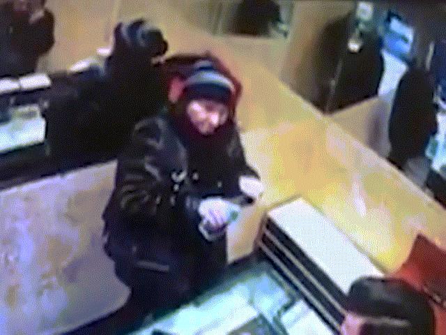 Khoảnh khắc người phụ nữ nuốt cả nhẫn kim cương để lấy trộm ở cửa hàng