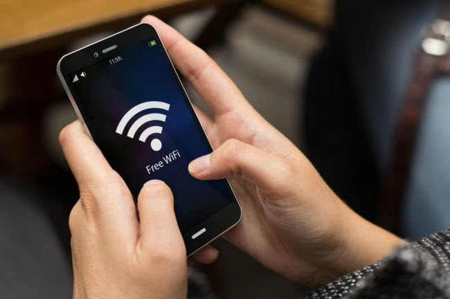 Kết nối wi-fi ở Singapore: Nếu bạn kết nối với mạng lưới wi-fi của người khác ở Singapore, bạn đã vi phạm pháp luật. Chính phủ Singapore coi hành vi này là tin tặc và áp dụng mức phạt 10.000 USD hay 3 năm tù giam.