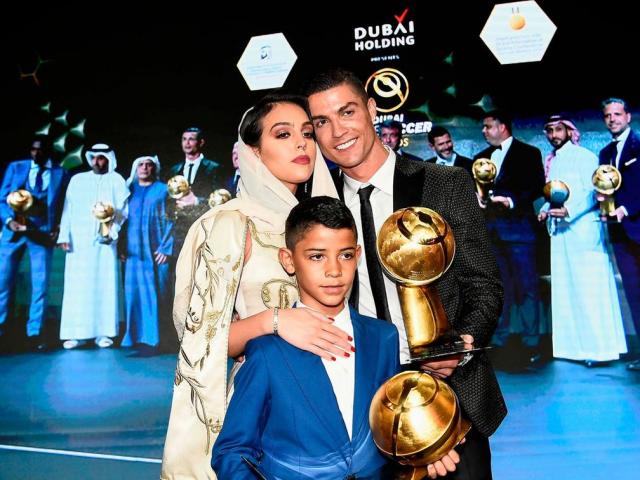Bất ngờ: Bạn gái Ronaldo hóa mỹ nhân châu Á, tượng CR7 bị fan nữ sàm sỡ
