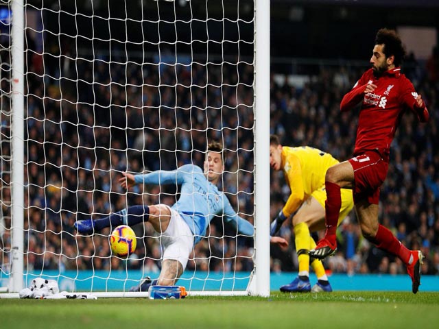 Liverpool thua Man City: Điểm đen Salah và ”trung vệ hay nhất thế giới”