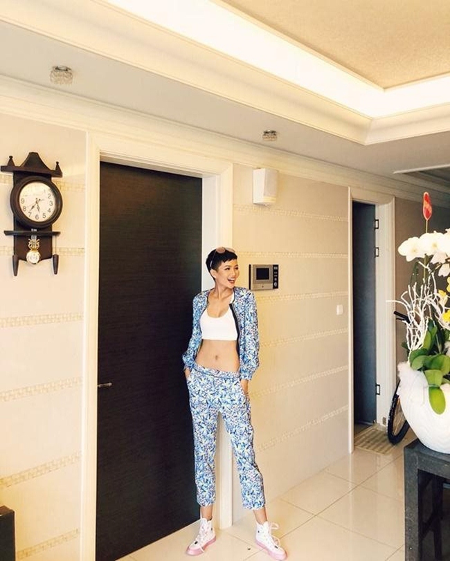 Sau khi đăng quang Hoa hậu Hoàn vũ Việt Nam 2017, H'Hen Niê chuyển về sống trong một căn hộ chung cư cao cấp tại quận Bình Thạnh, TP HCM. Đây là một trong những giải thưởng dành cho Hoa hậu và cô được sống ở căn hộ này trong hai năm nhiệm kỳ để thuận tiện cho công việc.