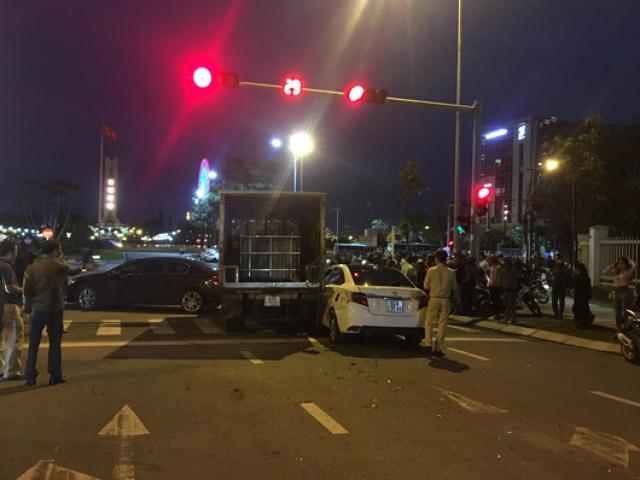 Xe tải tông văng 2 xe ô tô và 1 xe máy đang dừng đèn đỏ