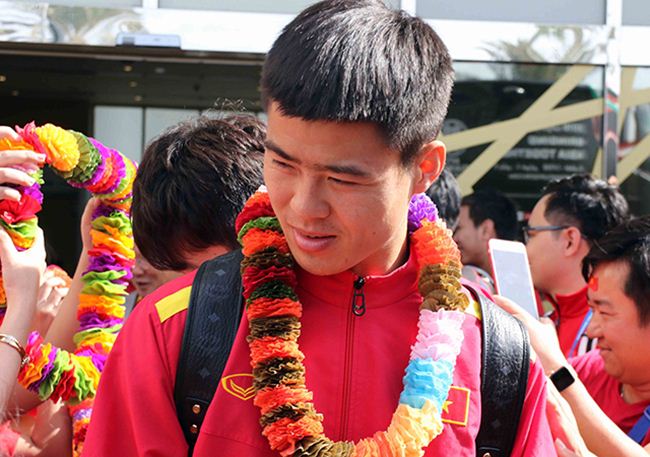 Đặt chân đến Asian Cup 2019: Duy Mạnh, Hà Đức Chinh nổi bật với balo 20 triệu đồng - 3