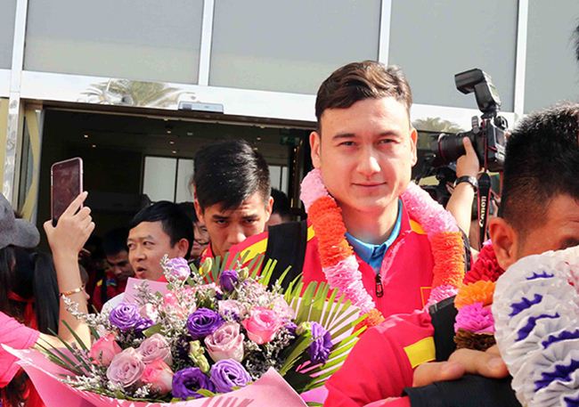 Đặt chân đến Asian Cup 2019: Duy Mạnh, Hà Đức Chinh nổi bật với balo 20 triệu đồng - 8