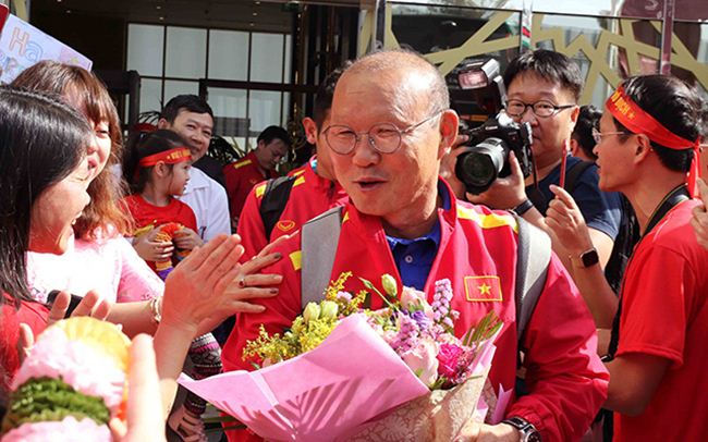 Đặt chân đến Asian Cup 2019: Duy Mạnh, Hà Đức Chinh nổi bật với balo 20 triệu đồng - 7