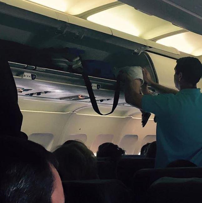 Hành khách gây sốc vì nhét trẻ con vào khoang hành lí xách tay máy bay - 1