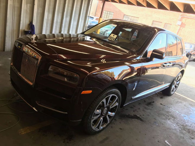 Siêu xe Rolls-Royce Cullinan bất ngờ cập cảng Việt Nam - 3