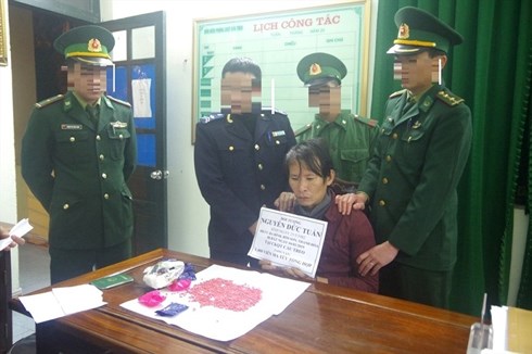 Phụ xe container giấu 1.400 viên ma túy trong áo khoác mang từ Lào về Việt Nam - 1