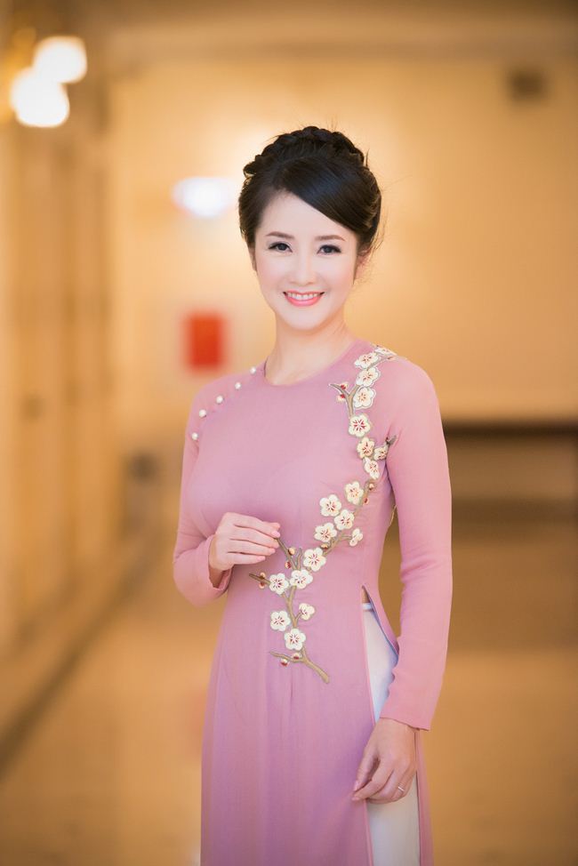 Áo dài càng đơn giản càng đẹp, đây là chân lý mà mỹ nhân Việt rút ra sau bao lần "chơi lớn" diện trang phục phá cách và gặp sự cố đỏ mặt không biết trước.