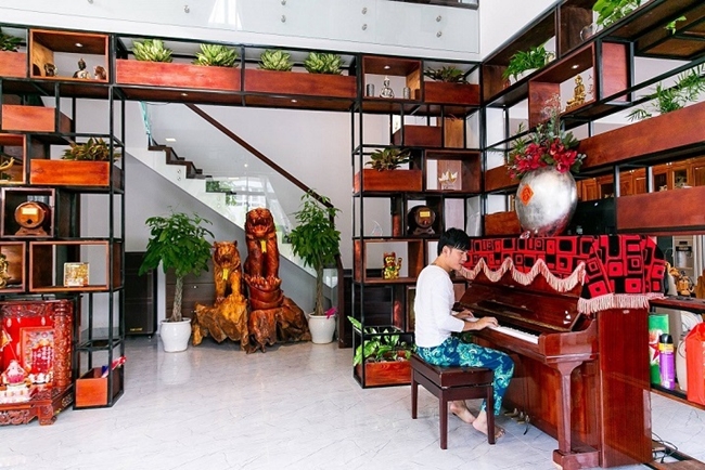 Phòng khách mang tông màu trầm với nội thất cao cấp. Một góc nhà anh đặt piano, mỗi khi rảnh rỗi, Quách Thành Danh&nbsp; thường xuyên luyện tập thanh nhạc và dạy các con ca hát, chơi đàn.