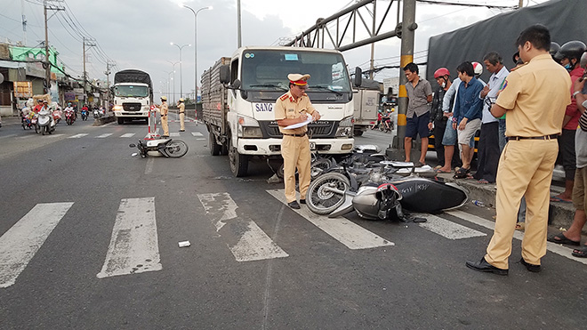 Xe tải lao như &#34;tên&#34; qua giao lộ, cuốn 5 xe máy, nhiều người gào thét bỏ chạy - 3