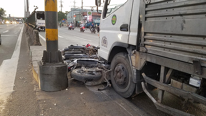 Xe tải lao như &#34;tên&#34; qua giao lộ, cuốn 5 xe máy, nhiều người gào thét bỏ chạy - 4