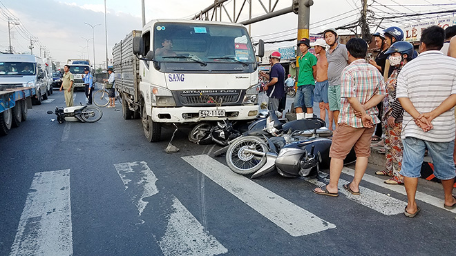 Xe tải lao như &#34;tên&#34; qua giao lộ, cuốn 5 xe máy, nhiều người gào thét bỏ chạy - 6