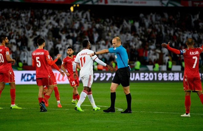 Asian Cup mở màn, UAE - Bahrain: Trọng tài bị &#34;ném đá&#34;, dễ lặp lại sai lầm - 2