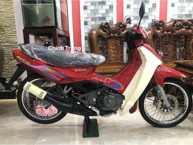 Suzuki RGV120 là dòng xe được Suzuki sản xuất vào những năm 90 của thế kỷ trước. Đây là tên gọi dành cho thị trường Malaysia, trong khi ở Indonesia Suzuki RGV120 có tên gọi là Satria. Ảnh Suzuki RGV120 đời 2002 của một dân chơi ở Thành phố Hồ Chí Minh.