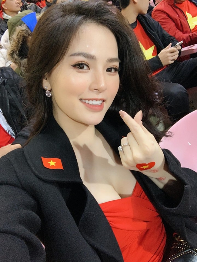 Hình ảnh Trang Phi selfie trên khán đài được cô đăng tải trên trang cá nhân thu hút sự chú ý của người hâm mộ vì nhan sắc xinh đẹp, rạng rỡ.