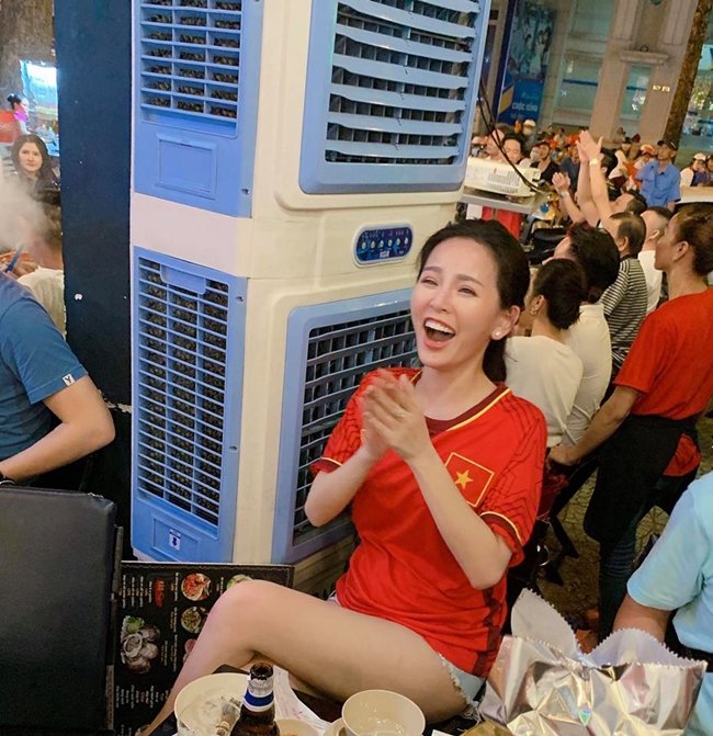 Là một fan của bóng đá, khi không thể tới khán đài cổ vũ đội nhà, Phi Huyền Trang ra quán cà phê ngồi xem cùng bạn bè.