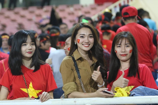 Top 10 Hoa hậu Hoàn vũ Ngọc Nữ gây chú ý khi xuất hiện trên khán đài  trận bán kết lượt về giữa đội tuyển Việt Nam và  Philippines trong khuôn khổ AFF Cup 2018.