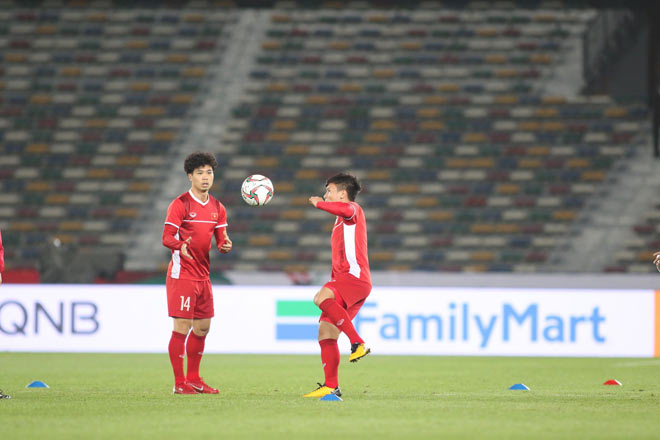 ĐT Việt Nam tập đấu Iraq: Quang Hải, Công Phượng &#34;dính như sam&#34; - 1