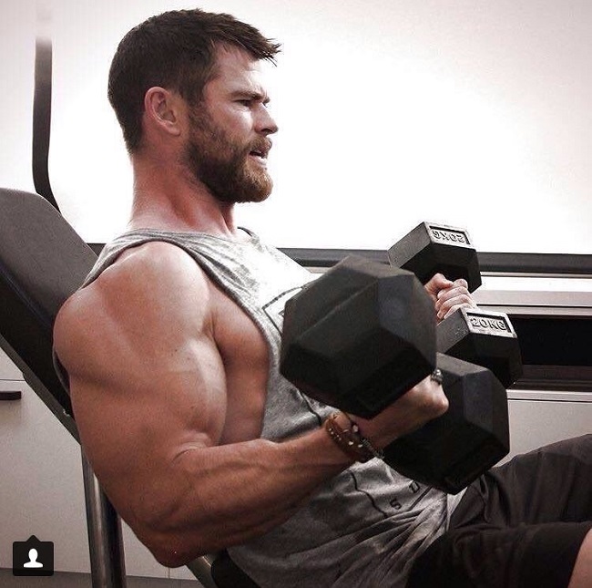 "Thần sấm" Chris Hemsworth sở hữu khối cơ vạm vỡ như tượng tạc, xếp hạng 74 trên 100 người đẹp trai nhất thế giới. 