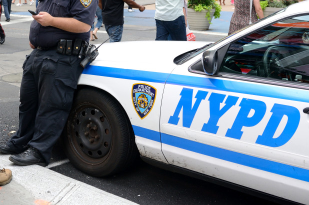 “Tứ giác tình yêu” oái oăm của 4 nhân viên cùng sở cảnh sát New York - 1