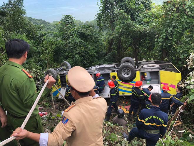 Vụ xe khách lao xuống vực đèo Hải Vân: 21 sinh viên gặp nạn đang đi thực tế - 2