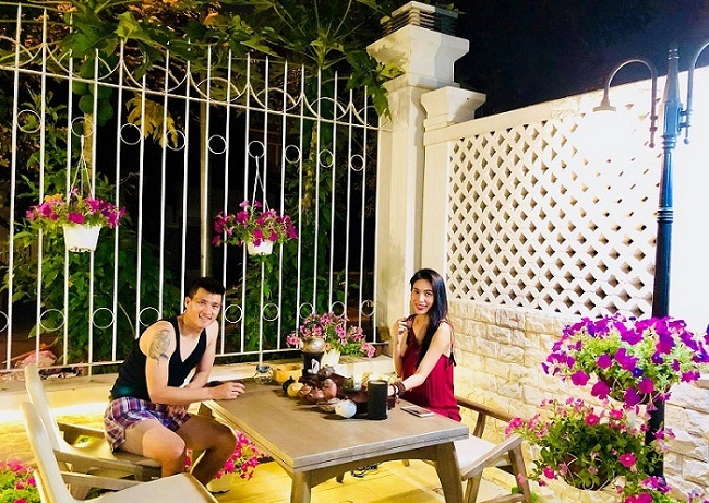 Công Vinh và vợ thường dành buổi tối để uống trà khu sân vườn.