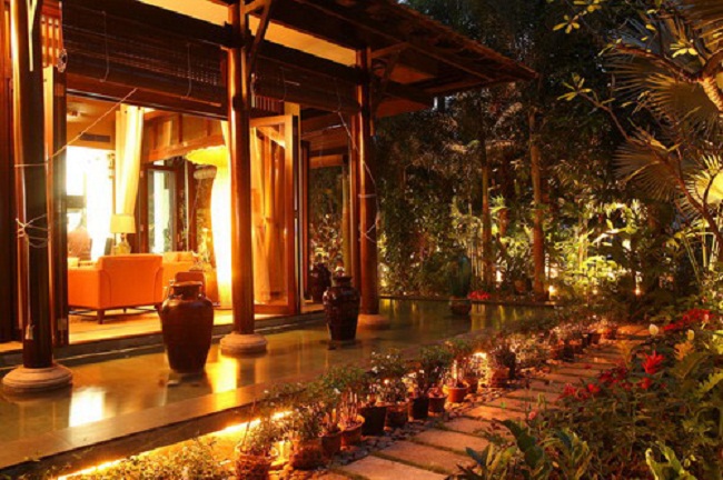 Ngôi nhà được thiết kế theo kiểu biệt thự nhà vườn mang đậm phong cách cổ điển sang trọng của vùng nhiệt đới.