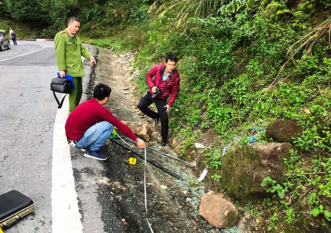 Phút giải cứu nữ sinh viên kẹt trong chiếc xe nát tươm dưới vực đèo Hải Vân - 1