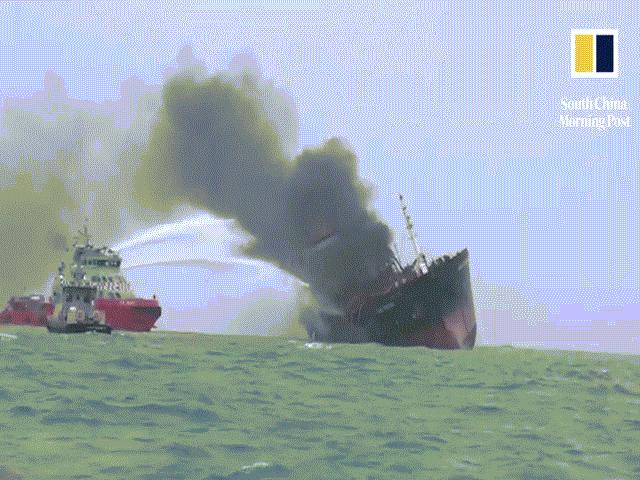 VIDEO: Tàu chở dầu Việt Nam bốc cháy ngoài khơi Hong Kong