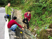 Tin tức trong ngày - Phút giải cứu nữ sinh viên kẹt trong chiếc xe nát tươm dưới vực đèo Hải Vân