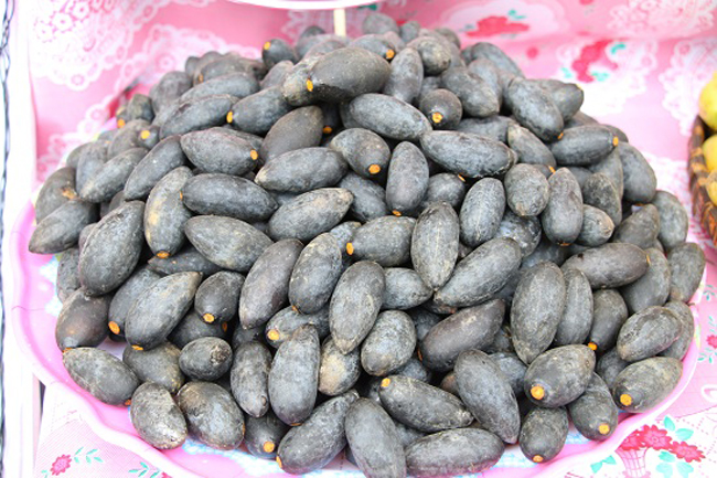 Quả trám đen, một loại quả sau khi chế biến, tách bỏ hạt lấy phần ngoài trộn cùng với các gia vị và được dùng để làm đồ chấm ăn cùng với xôi được nấu từ gạo nếp ngon.

