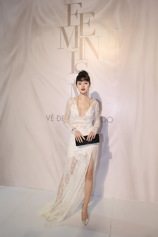 Jolie Nguyễn diện đầm xẻ sâu hút tại fashion show - 1