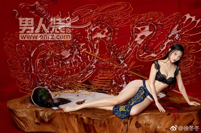 Trước đó, Từ Đông Đông cũng xuất hiện trên ấn phẩm FHM Trung Quốc với hình ảnh nóng bỏng.