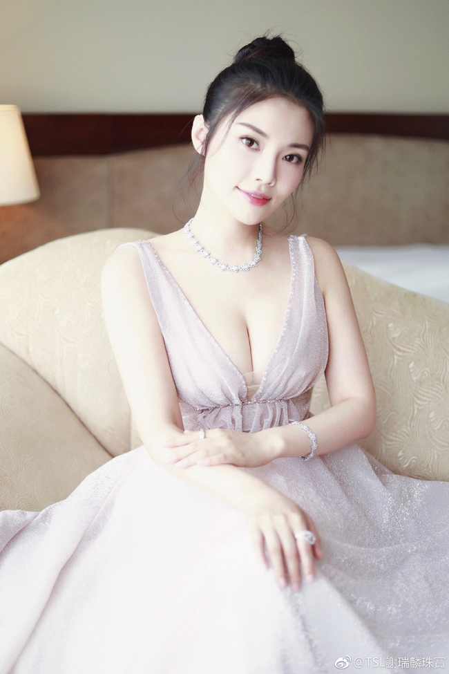 Trên mạng xã hội, nữ diễn viên đến từ Hắc Long Giang còn gây chú ý nhờ những bộ ảnh mang hơi hướng lolita - phong cách chụp ảnh bị cộng đồng chỉ trích vì gợi gục, cổ súy nạn ấu dâm.