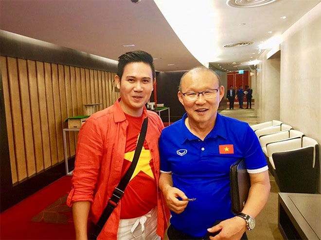 Bắt gặp Chủ tịch Tập đoàn Asanzo cổ vũ hết mình cho ĐTVN trong trận ra quân Asian Cup 2019. - 1