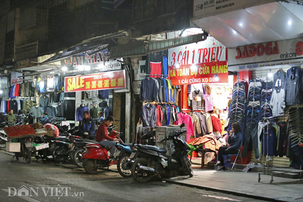 Hà Nội: Các shop thời trang ồ ạt giảm giá sốc đón Tết - 1