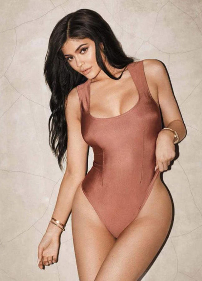 Trang phục ôm sát, màu nude trở nên phổ biến năm qua là nhờ một phần công của nhà Kardashian.
