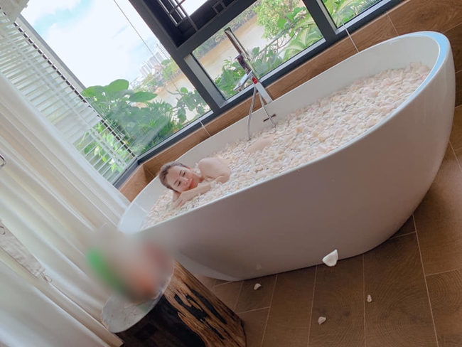 Phòng tắm sang trọng như khách sạn 5 sao của gia đình Hoa hậu Phương Lê.