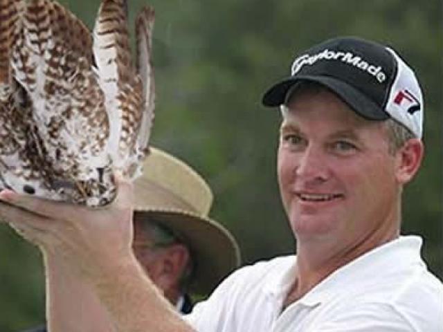 Chưa từng có: Tay golf nổi điên sát hại chim ưng vì “nhức tai”