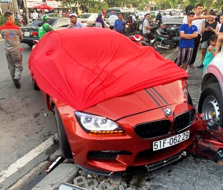 BMW M6 gây tai nạn kinh hoàng ở Sài Gòn: Lái xe khai gì? - 1