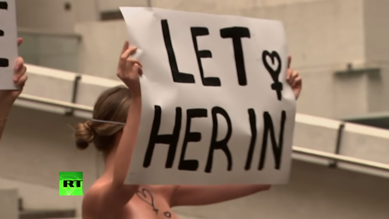 Phụ nữ ngực trần biểu tình gây chú ý ở Úc - 1