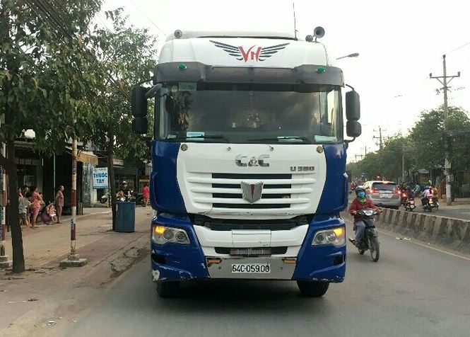 Giao thông hỗn loạn khi hàng trăm tấm ván ép trên container bung dây - 3