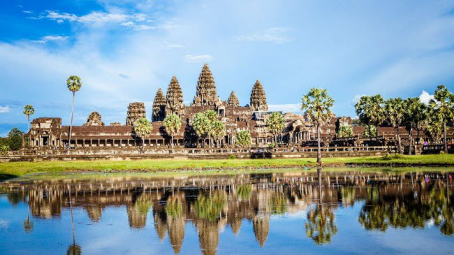 Angkor Wat, Campuchia: Đây là công trình tôn giáo lớn nhất thế giới từng được xây dựng. Mặc dù vậy, các nhà bảo tồn cảnh báo rằng ngôi đền đang đối mặt với nguy cơ biến mất vĩnh viễn do bị hủy hoại bởi du khách.