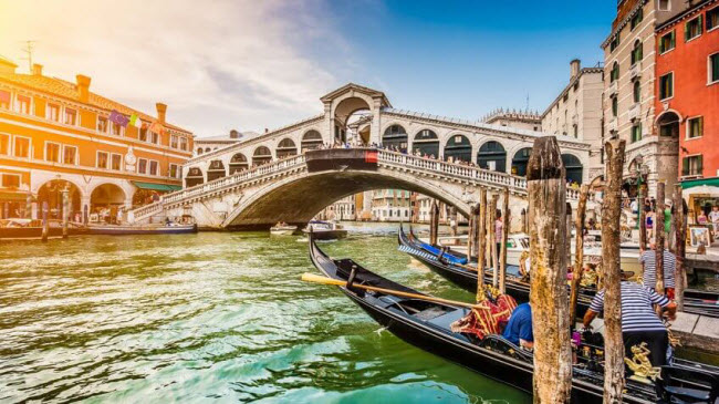 Venice, Italia: Thành phố ở miền bắc Italia mang lại cho du khách cảm giác lãng mạng nhờ hệ thống kênh dày đặc và phong cảnh đẹp. Nhưng nơi đây đang đối mặt với tình trạng lũ lụt thường xuyên.