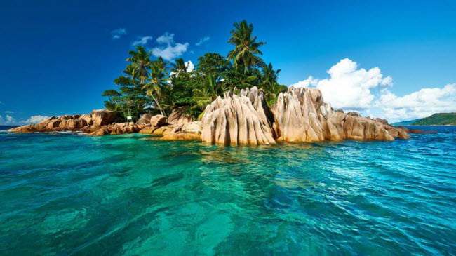 Seychelles,  Madagascar: Với 115 đảo nhỏ, quần đảo Seychelles từ lâu trở thành địa điểm nghỉ dưỡng lý tưởng của các cặp đôi mới cưới và du khách yêu thiên nhiên. Các nhà khoa học cho biết mực nước dâng và xói mòn đang đe dọa các đảo nhỏ.