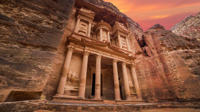 Petra, Jordan:  Du khách từ khắp nơi trên thế giới đổ về thành phố cổ Petra. Đông du khách cùng với tình trạng xói mòi và lũ lụt khiến thành phố cổ này đứng trước nguy cơ biến mất vĩnh viễn.