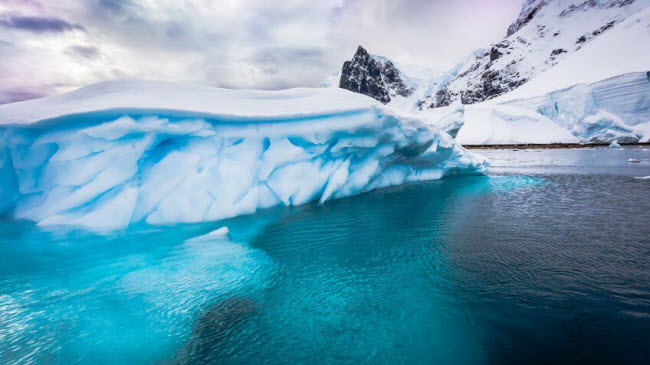 Nam Cực: Tình trạng ấm lên toàn cầu đang ảnh hưởng tới châu lục này. Trong 3 thập niên gần đây, 2 tảng băng lớn đã tách khỏi Nam Cực.