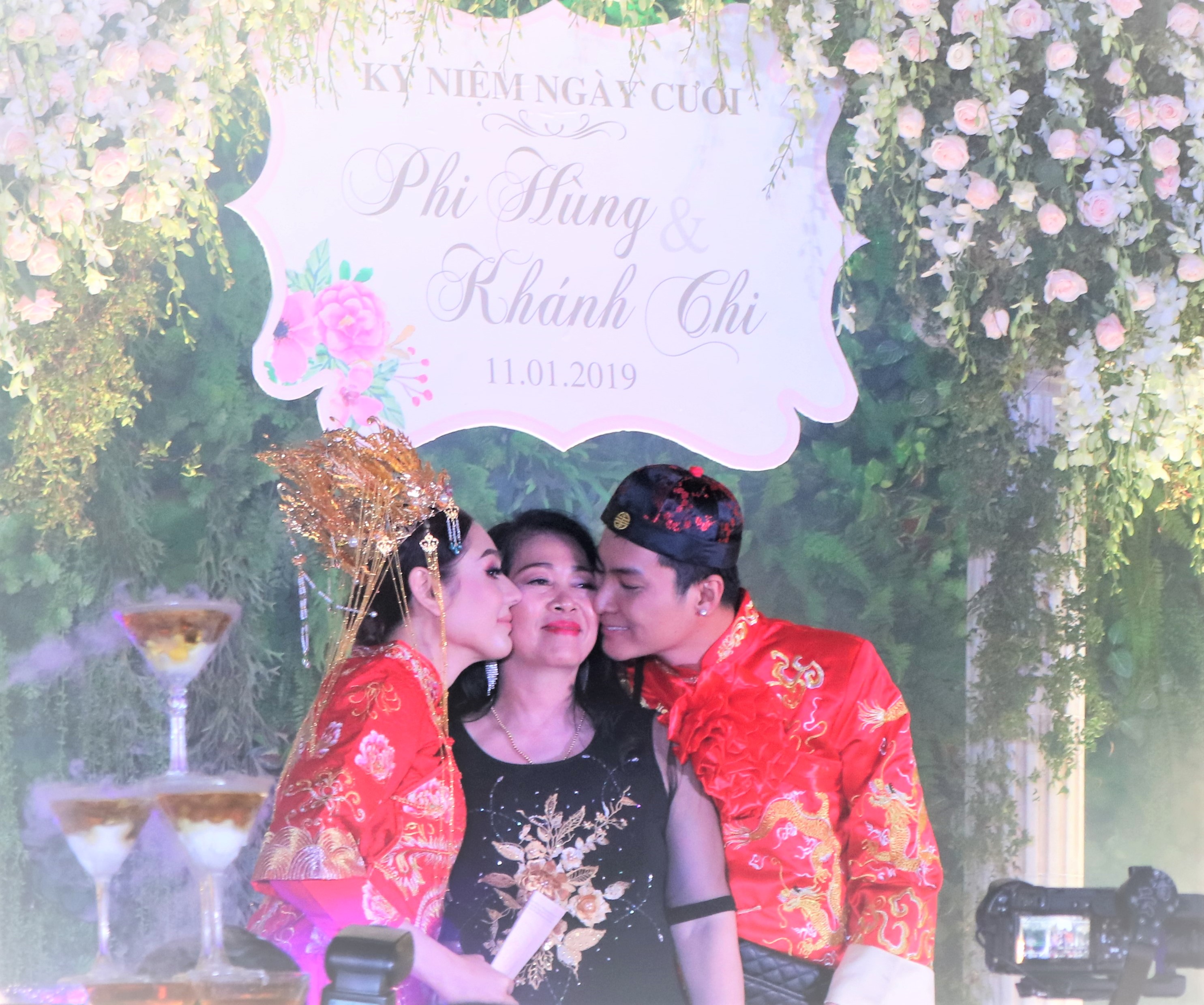 Mẹ chồng Lâm Khánh Chi tặng quà &#34;khủng&#34; trong lễ kỉ niệm 1 năm ngày cưới của con - 1